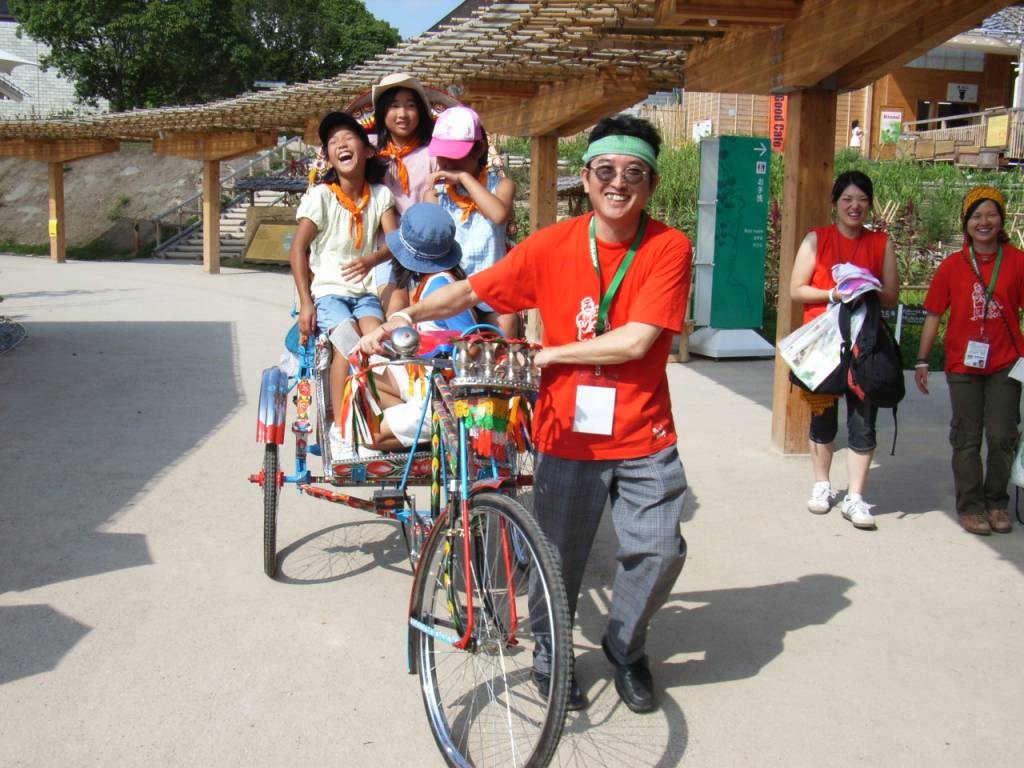 2005年愛・地球博にてバングラデシュの乗り物「リキシャ」を引く筆者