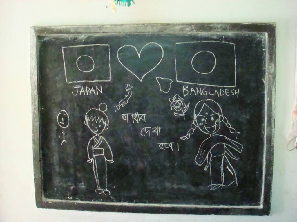 訪問した小学校で、子どもたちが黒板に書いた絵