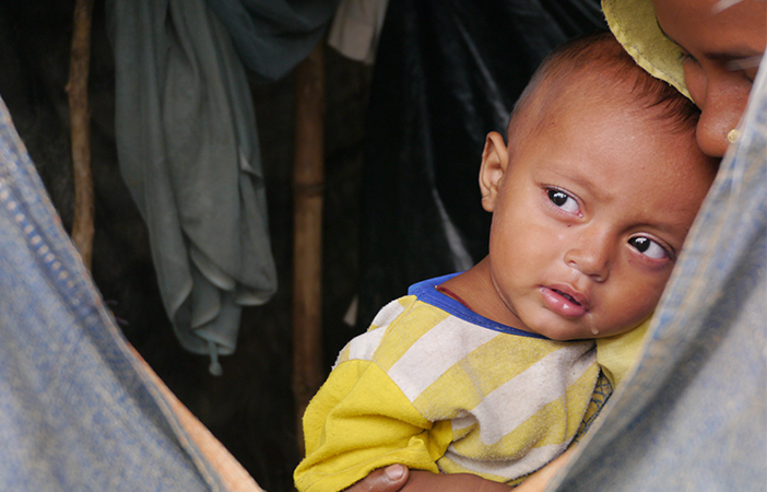 ミャンマーから命がけで逃げてきた親子。難民キャンプの仮設テントにて。（2017年9月28日 藤﨑職員撮影）