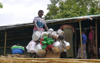 鍋や水かめ、ざるなどの生活用品を売り歩く男性。バングラデシュの農村ではよく見かける