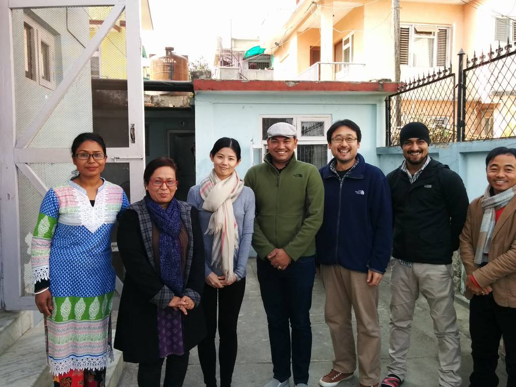 2017年12月中旬、ネパール事務所のスタッフと。中央は評議員のジギャンさん。