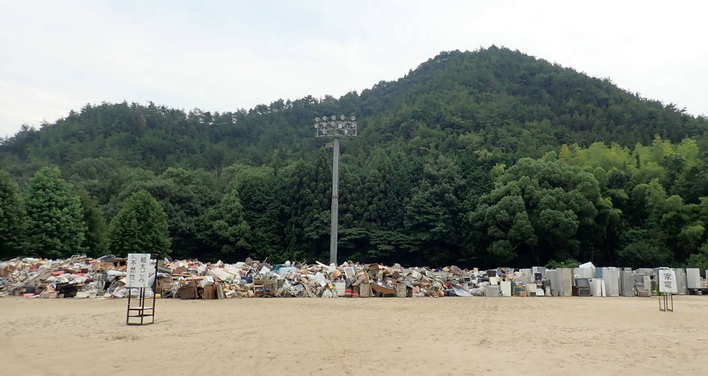 岡山県岡山市内にある研修施設敷地内に積み上げられたゴミ。（2018年7月12日撮影）