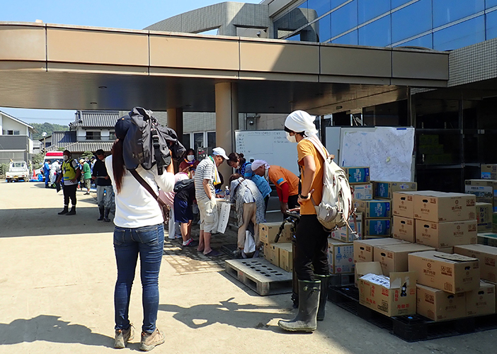 被害の大きかった倉敷市真備町には多くの報道陣もかけつけ、連休のボランティア活動を報じた。（2018年7月16日撮影）