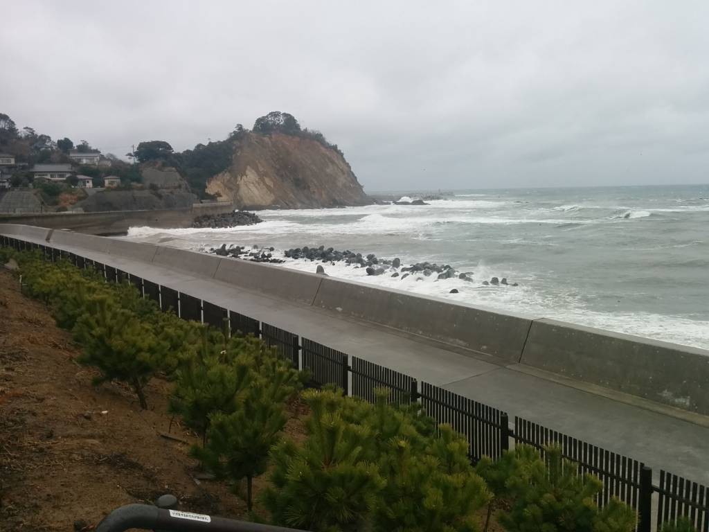 3月11日、強風と雨の久之浜のようす。高い堤防の上から。