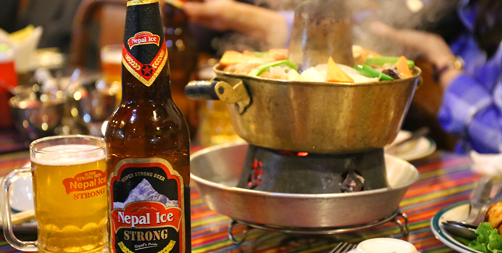前回のツアーでは、チベット料理とネパールのビールも楽しみました！