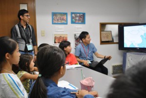子ども向けのワークショップでネパールについて説明する北川さん（写真右端）