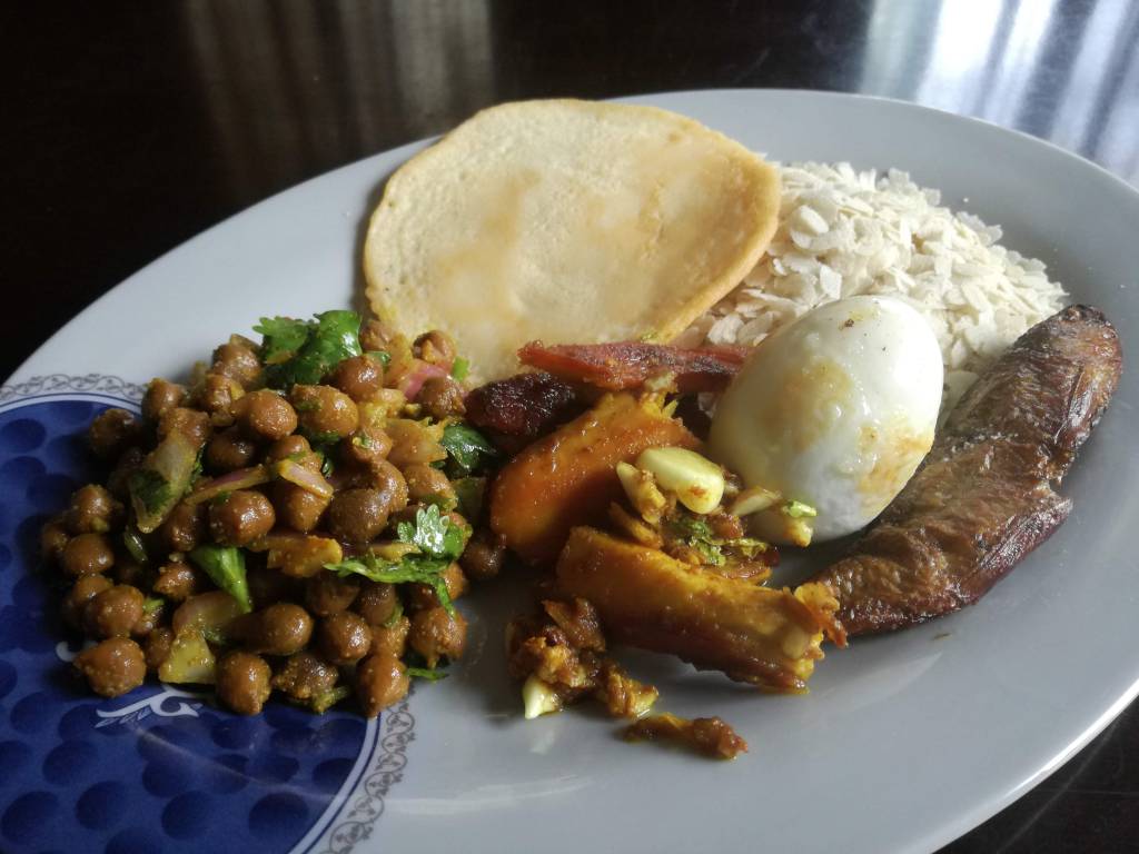 母の日のネワール料理 事務所のネパール料理ランチが恋しくなったころ、大家さんがご馳走をくれました