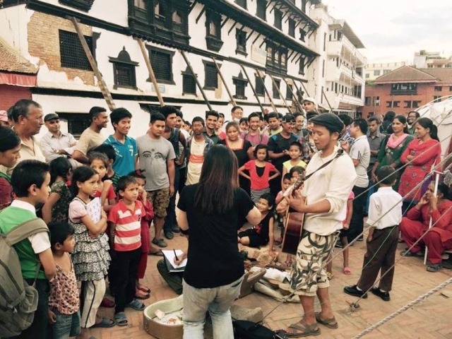 ネパール地震から2ヶ月後、2015年6月タメル旧王宮広場にてストリートライブを行った。 最初は不謹慎ではないかと迷った末の決断であったが、お年寄りから子どもまでが、テントの中から出てきてくれ、一緒に歌い、踊った。
