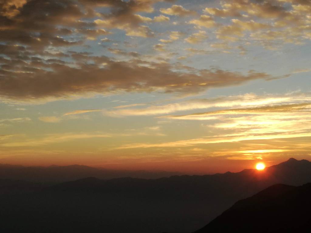 2021年1月2日の日の出。あいにく、ヒマラヤは奥にうっすら見える山脈です。エベレストは写真があともう少し左に長かったら入っていたかもしれません。