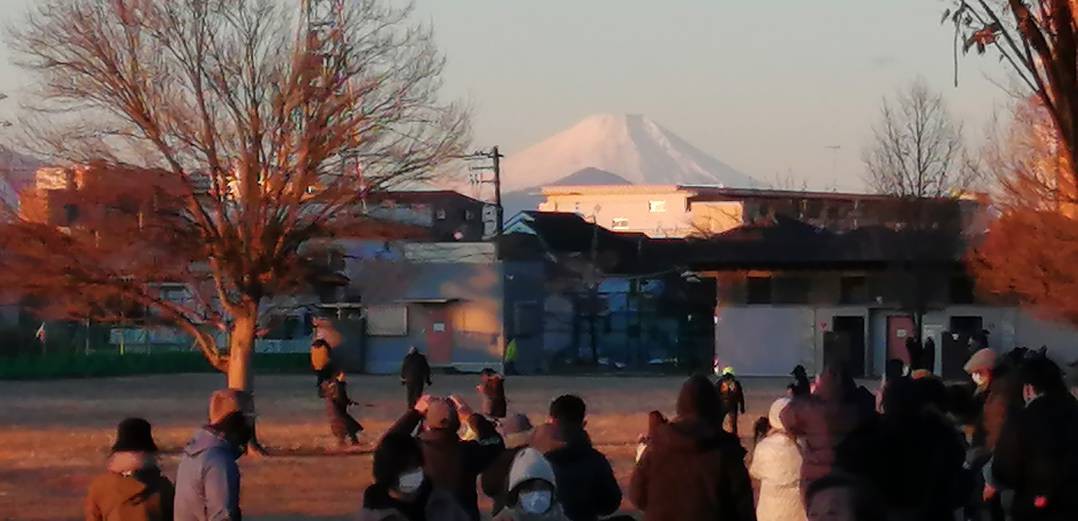 初日に照らされる富士山